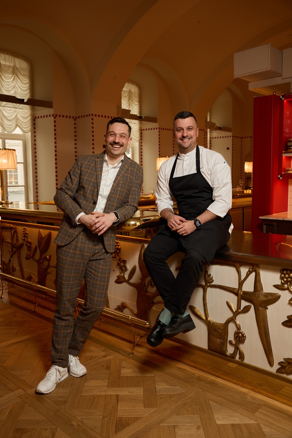 Porträt der beiden nebeneinander an der Bar