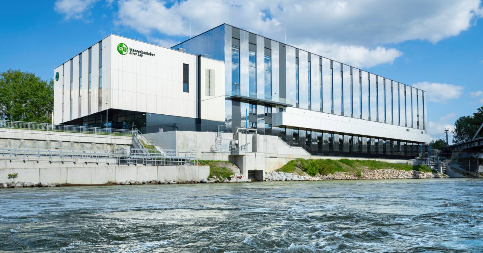 Gebäude der Universität für Bodenkultur (BOKU), vor blauem Himmel