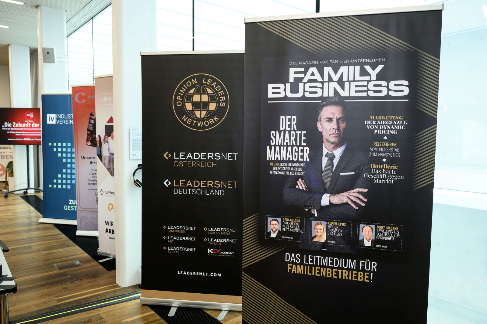 Aufsteller mit Firmenlogos bzw. Magazincover