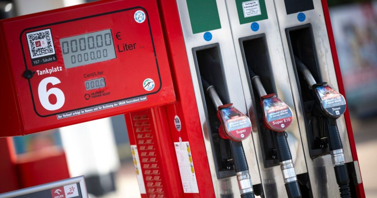 Zapfsäulen an Tankstelle mit Super, Super E10 und Diesel – Symbolbild für sinkende Spritpreise nach Iran-USA-Waffenruhe