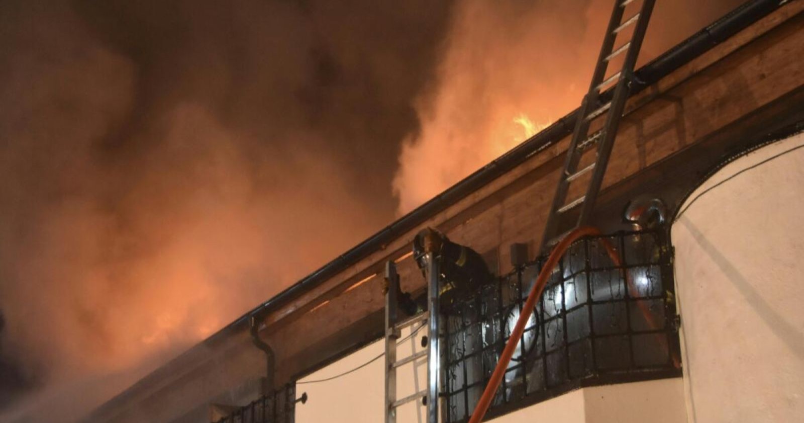 Feuerwehr im Einsatz bei Großbrand in Seefeld: Dachstuhl eines Hotels steht in Flammen, dichter Rauch über Tiroler Tourismusort