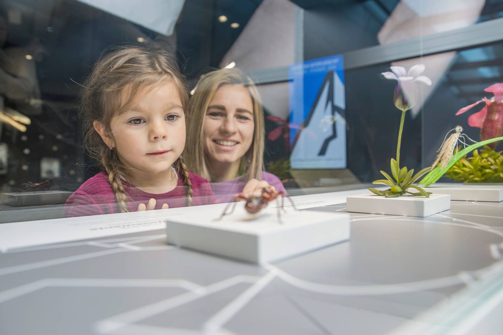 Mutter und Tochter sehen sich die Ausstellung in den Nationalparkwelten an | Credit: zangl.ultd-Franz Neumayr-Leo