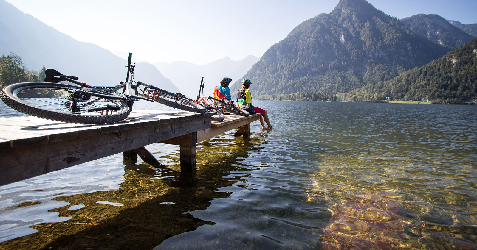 Radfahrer die sich ausruhen und die Aussicht genießen | Credit: Oberösterreich Tourismus/Moritz Ablinger