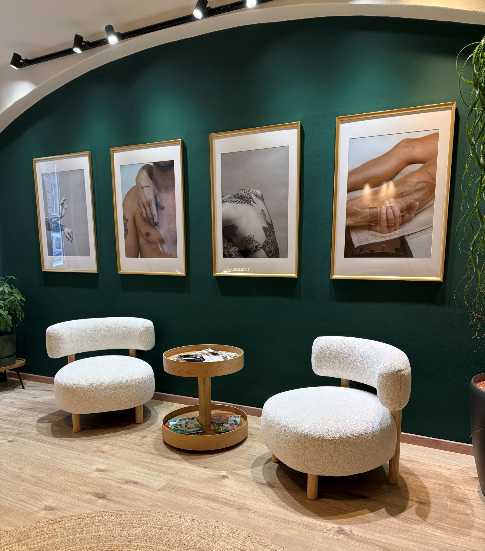 Blick auf Wand mit Fotografien