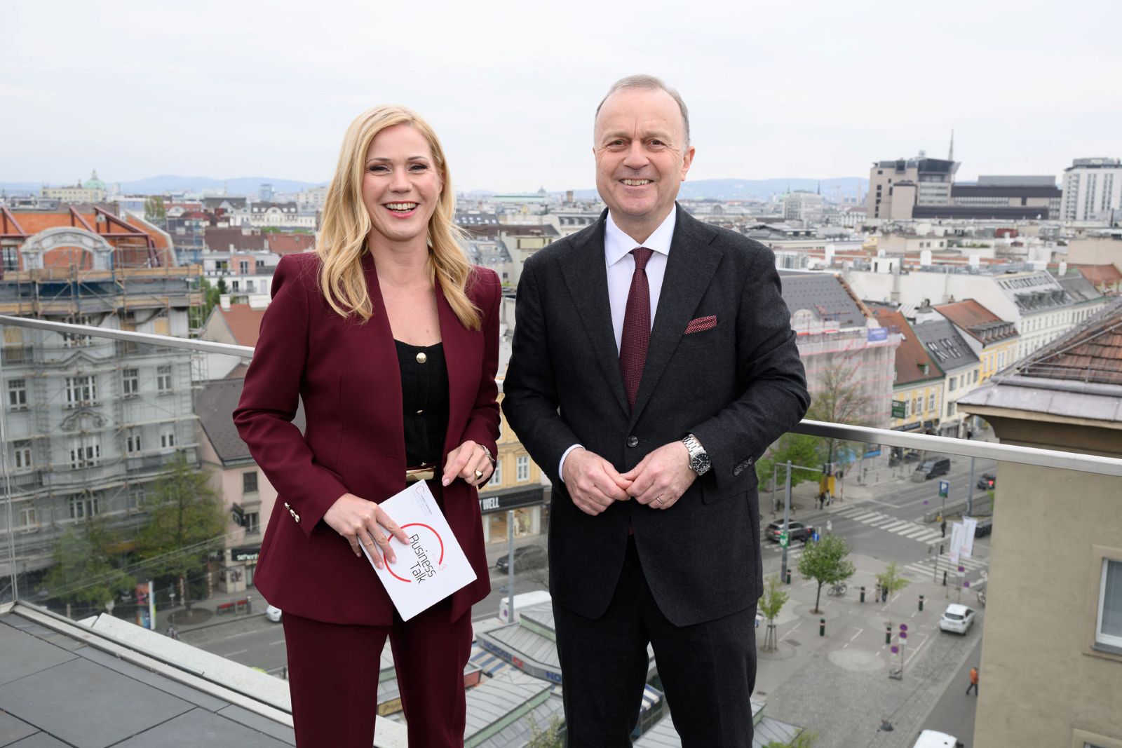 Porträt auf Terrasse mit Aussicht auf Stadt