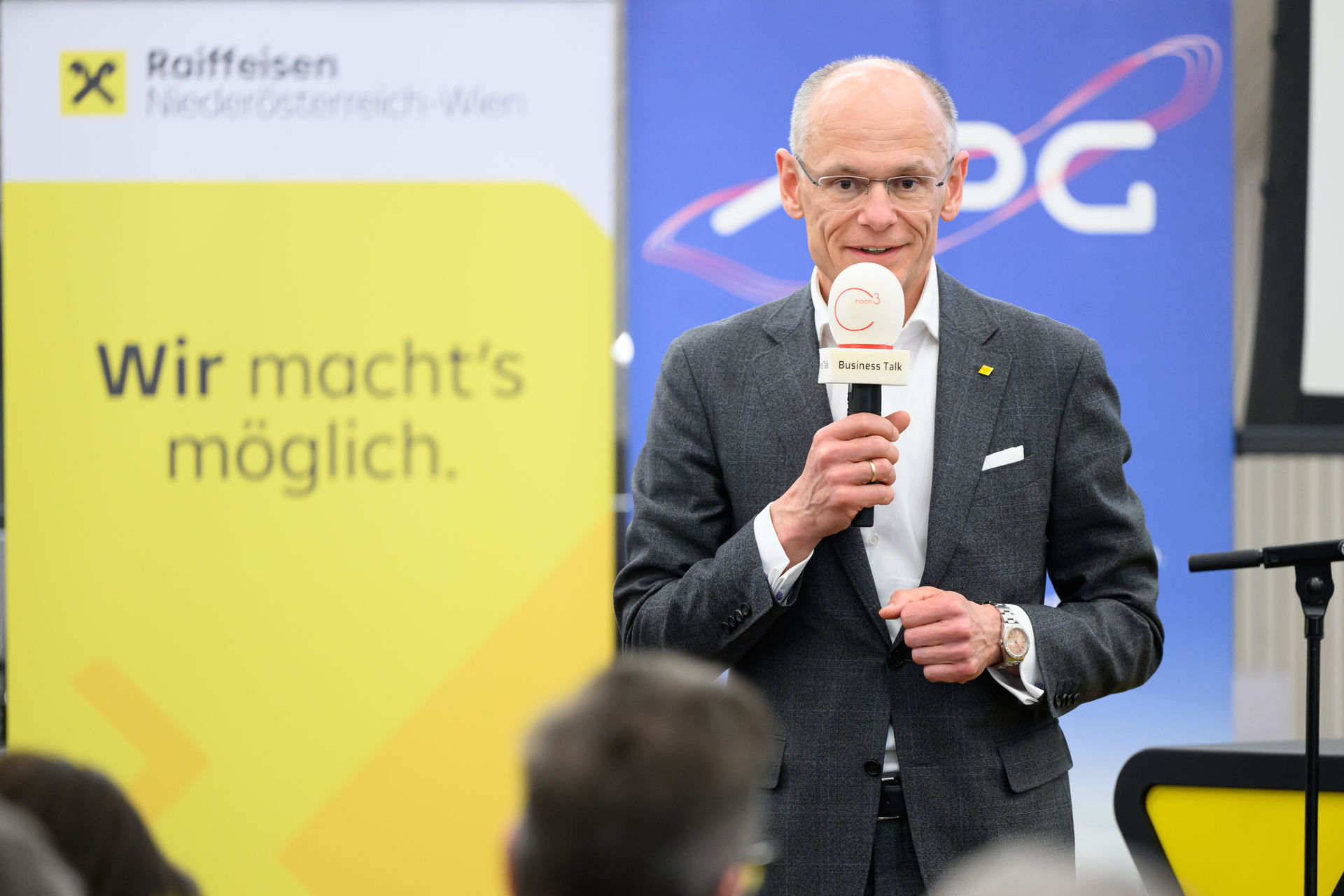 Porträt mit Mikrofon in der Hand