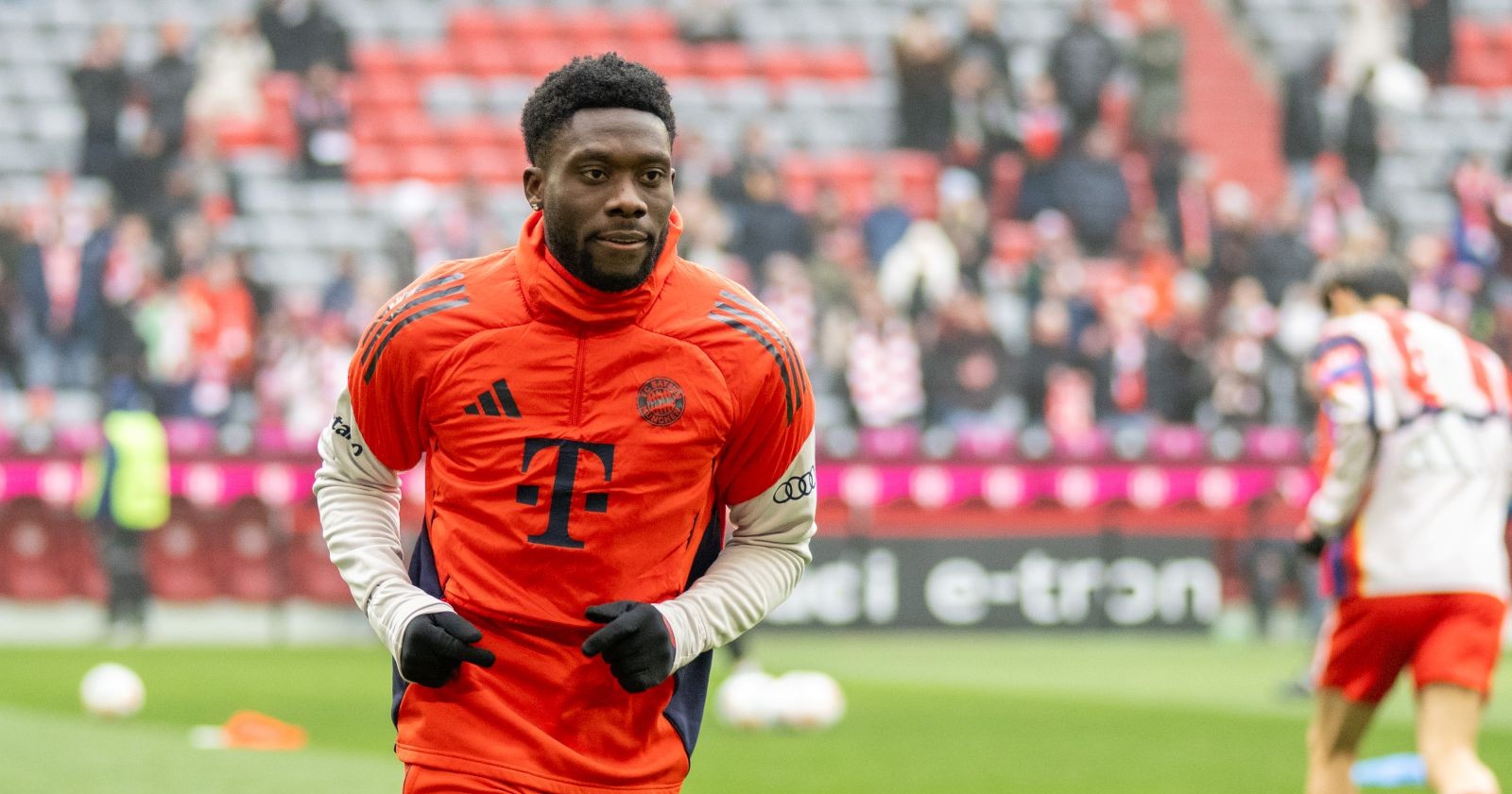 Alphonso Davies während des Aufwärmens