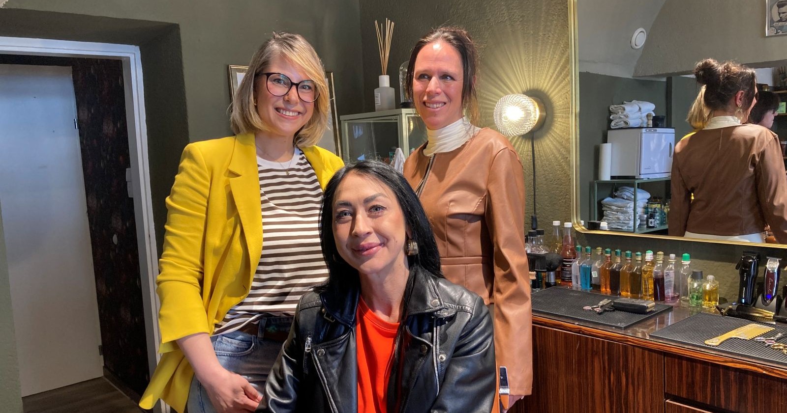 Drei Frauen blicken in die Kamera