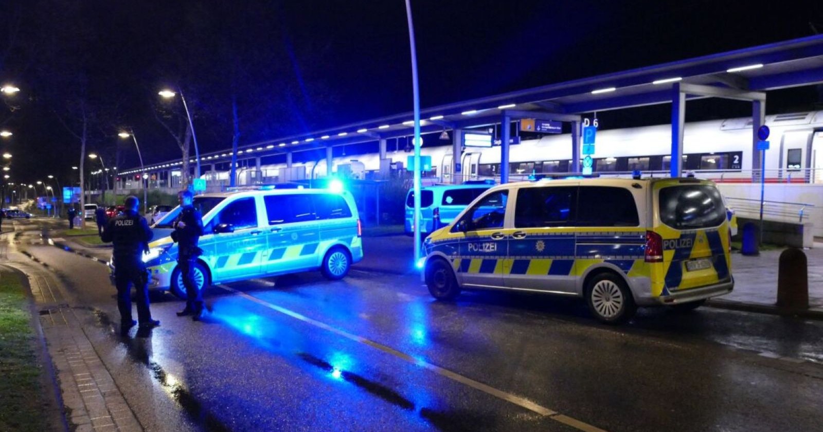olizeieinsatz mit Blaulicht vor ICE-Zug in Siegburg nach Drohung mit Anschlag und Explosion von Böllern, Bahnhof abgesperrt