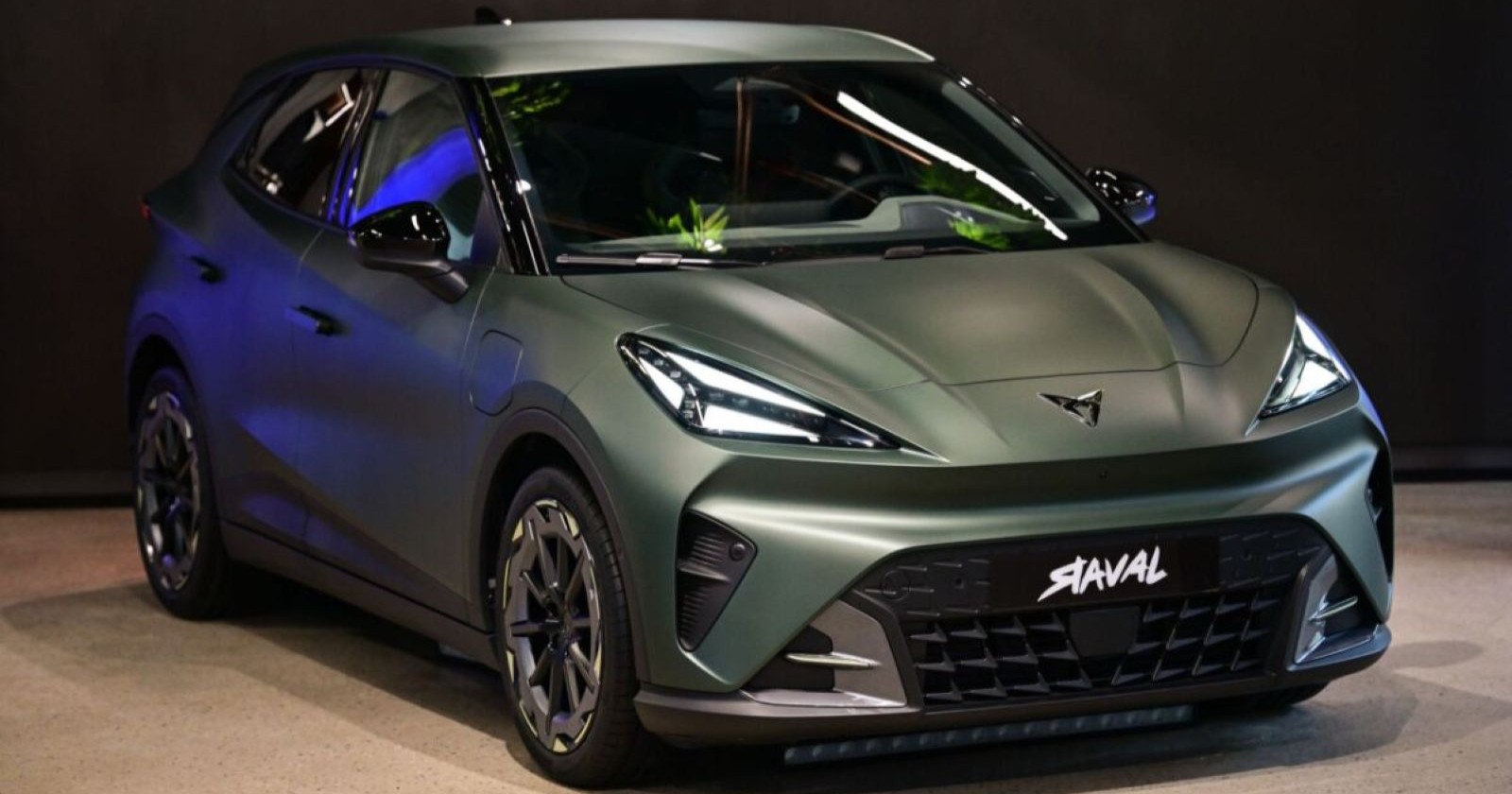 Cupra Raval Elektro-Kleinwagen in Grün bei der Präsentation mit sportlichem Design und LED-Scheinwerfern