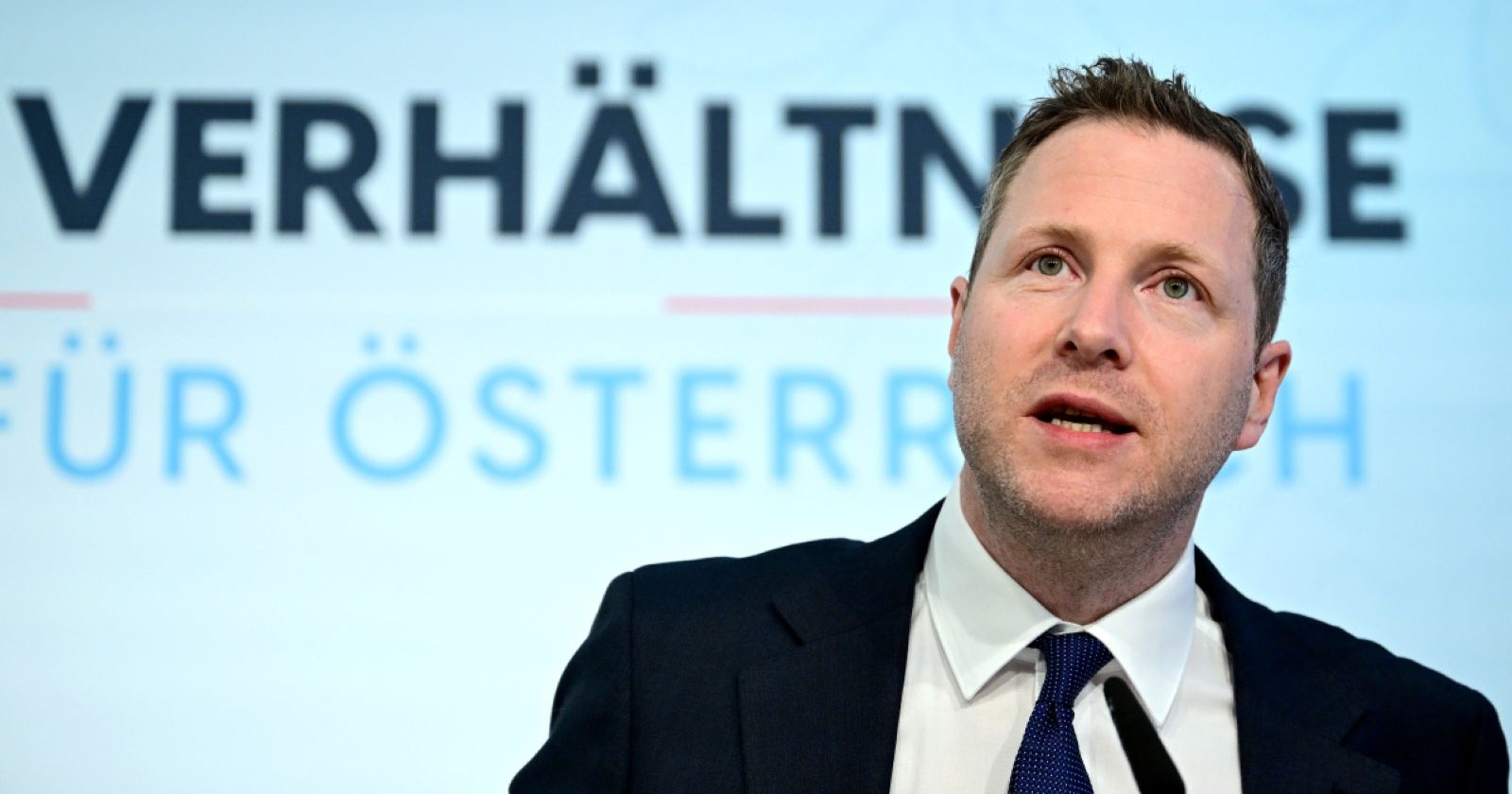 Michael Schnedlitz bei Pressekonferenz zum FPÖ-Volksbegehren für Pensionen vor Hintergrund mit Schriftzug „Verhältnisse für Österreich“.