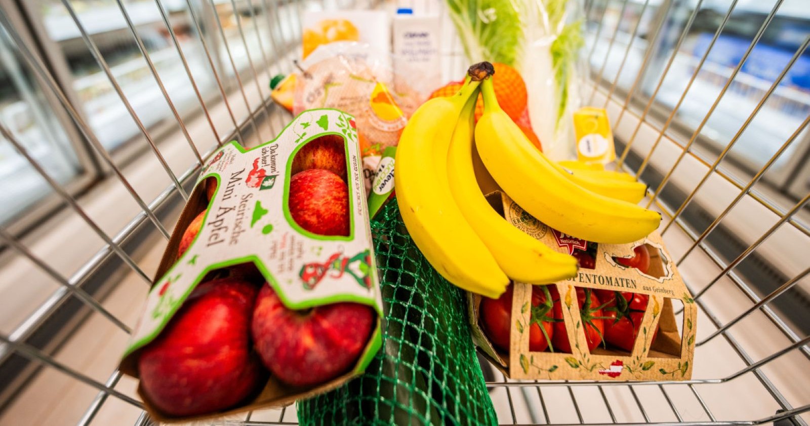 Ein Einkaufswagen voller Lebensmittel.