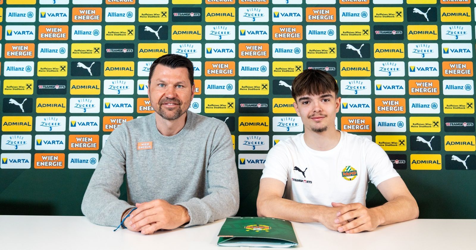 Edvin Rahmani bei der Vertragsunterzeichnung mit Markus Katzer beim SK Rapid Wien