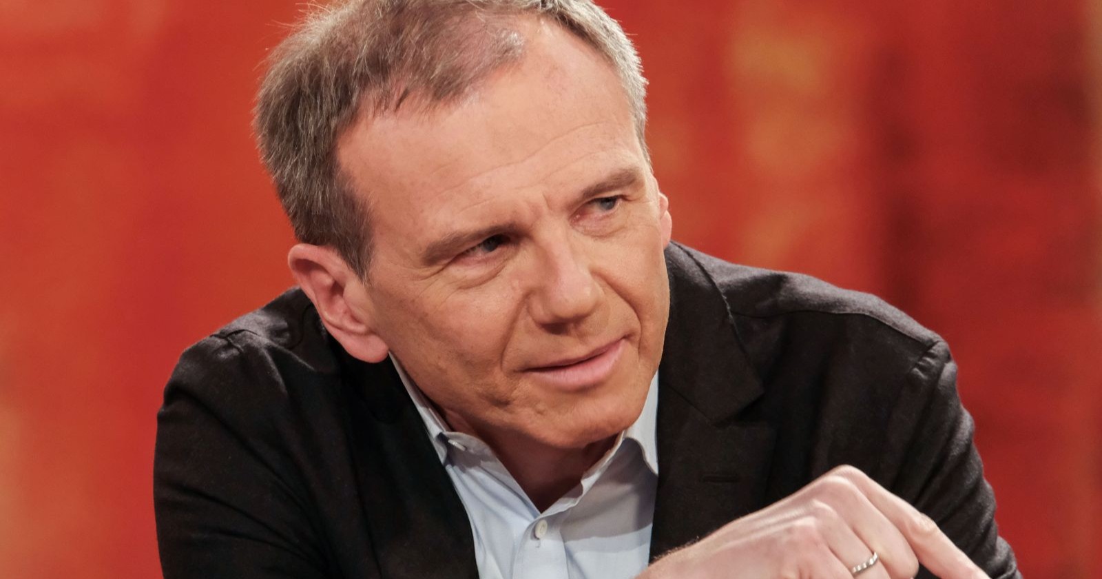 Armin Wolf bei Auftritt in der ORF-Sendung „Willkommen Österreich“ spricht über seinen WM-Tipp Italien