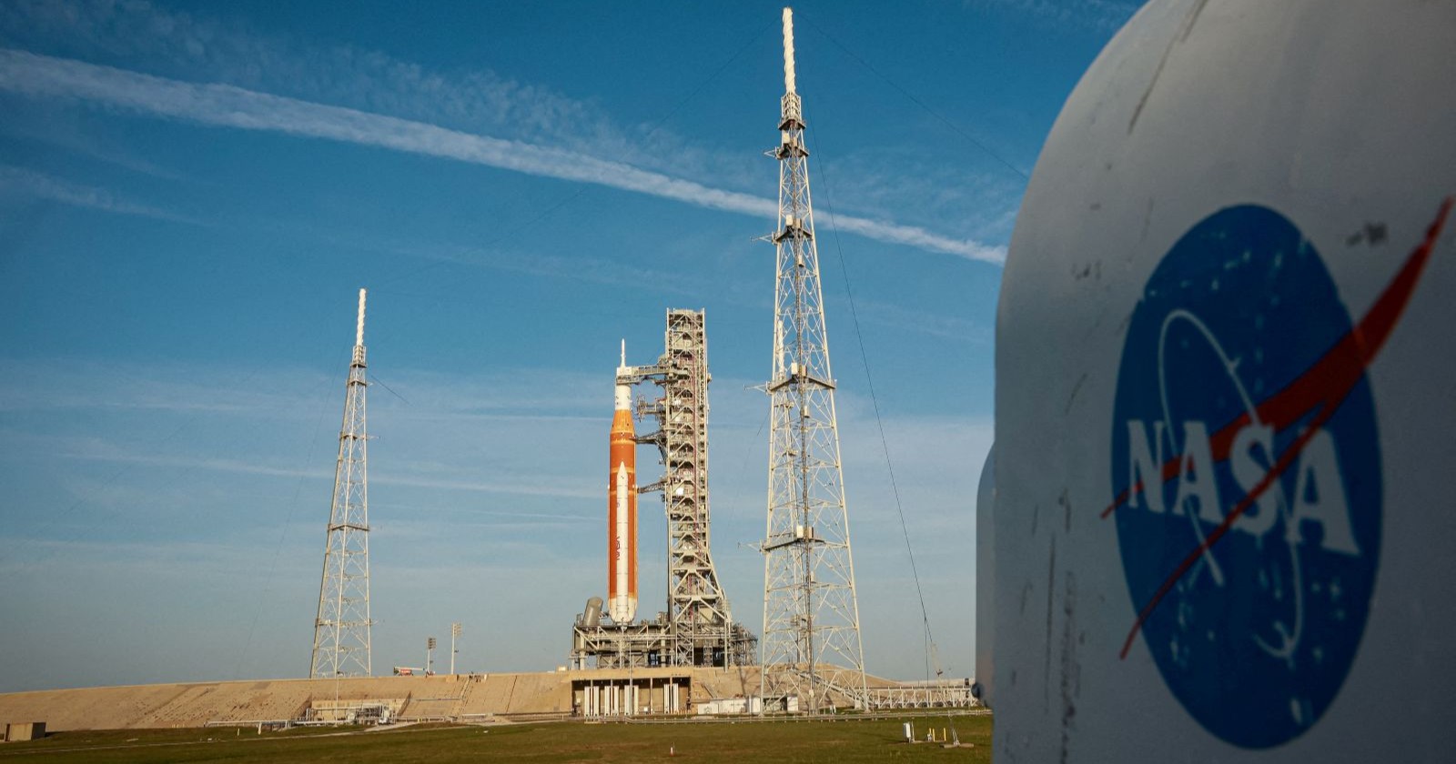 Artemis Rakete der NASA auf der Startrampe im Kennedy Space Center vor dem Start zur bemannten Mondmission