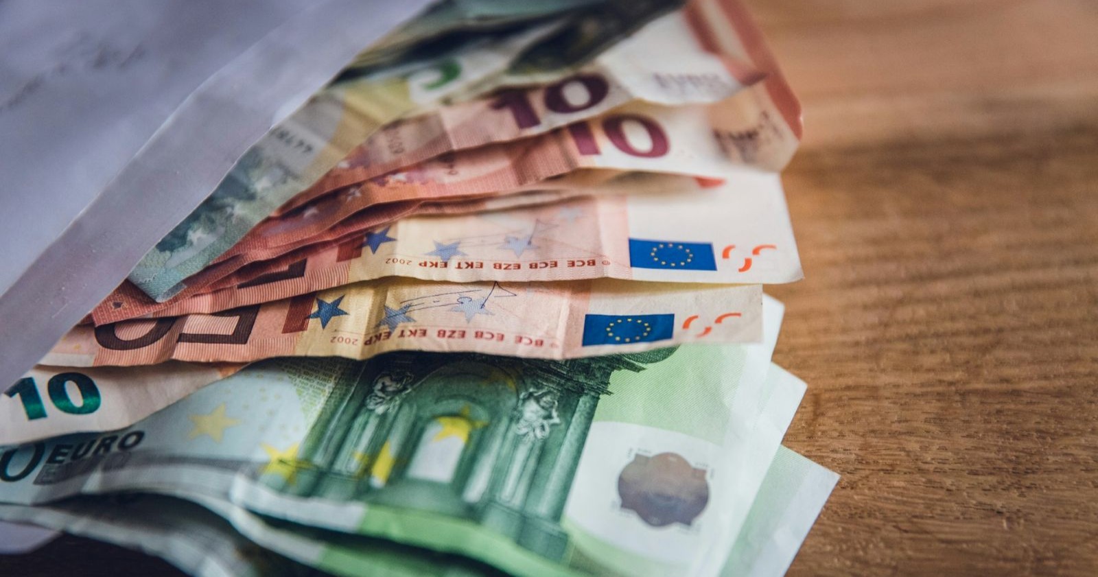 Euro-Banknoten im Kuvert als Symbol für neue EU-Regeln zur Bargeld-Obergrenze ab 2027