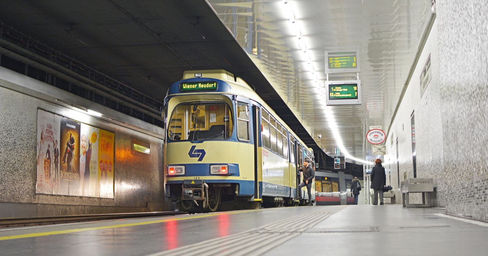 Ein Zug der Badner Bahn im Untergrund-Tunnel der Wiener USTRAB in der Station Kliebergasse