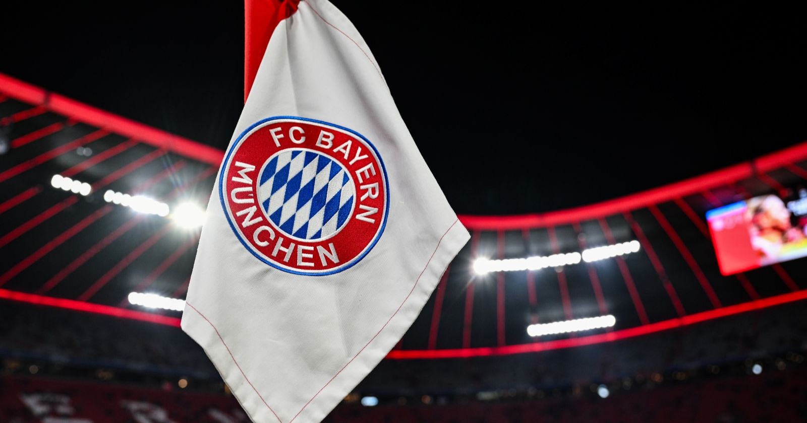 FC Bayern München Fahne in der Allianz Arena vor Champions-League-Spiel während München Razzia in der Innenstadt