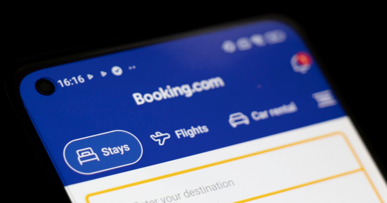 Booking.com App auf Smartphone – Cyberangriff auf Plattform, bei dem Kundendaten und Buchungsinformationen betroffen sind