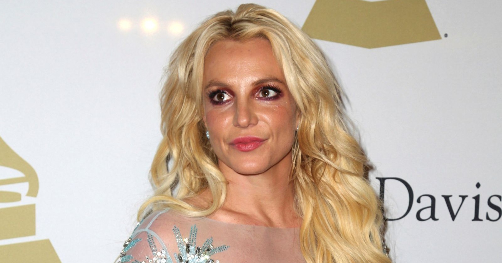 Britney Spears mit langen blonden Haaren bei einem öffentlichen Auftritt auf dem roten Teppich