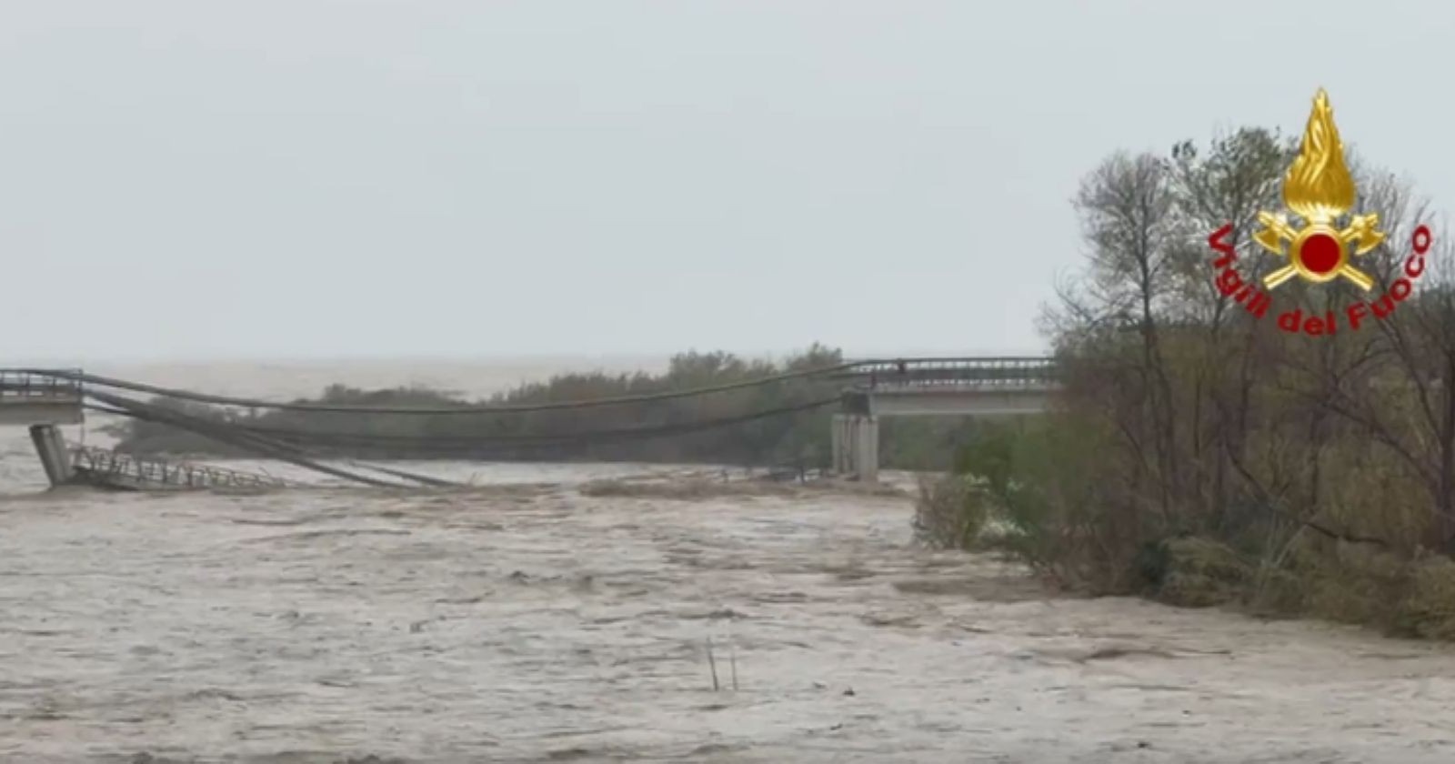 Italien Brücke eingestürzt über Fluss Trigno nach Starkregen in Molise mit zerstörter Straßenverbindung und Hochwasser
