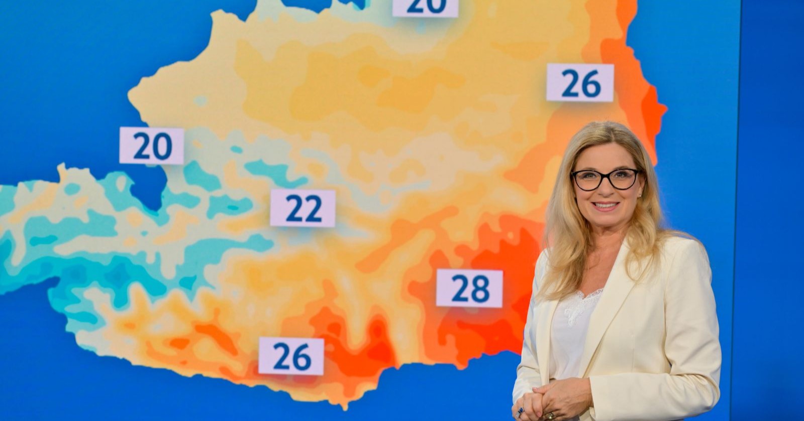Christa Kummer präsentiert Wetterkarte im ORF-Studio während einer TV-Wettersendung