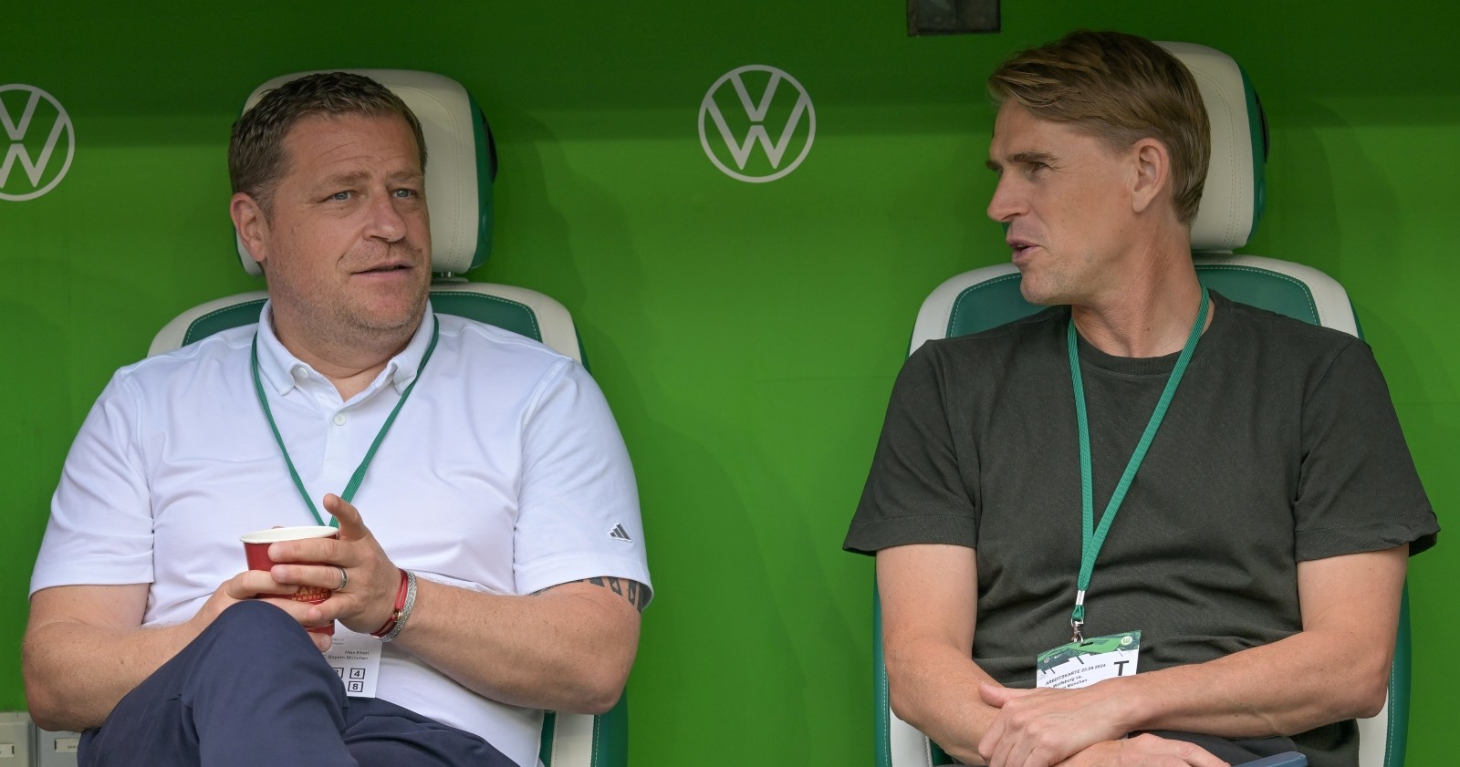 Max Eberl und Christoph Freund vor einem Bundesligaspiel in Wolfsburg.