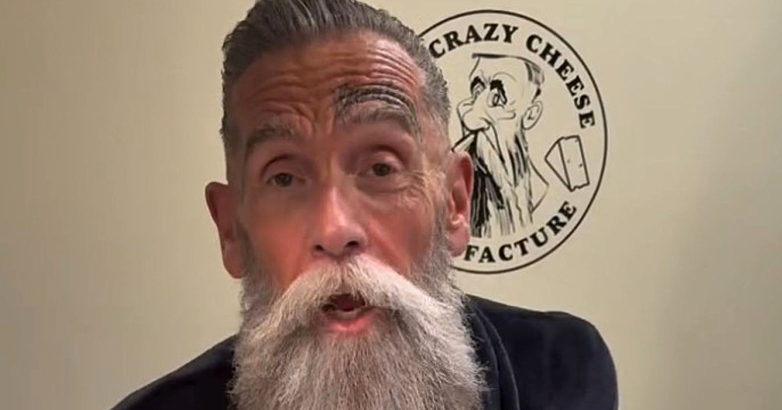 „Crazy Cheese“-Roland spricht in die Kamera vor Logo, sorgt mit Waffen-Video und Osterschießen auf Instagram für Aufsehen