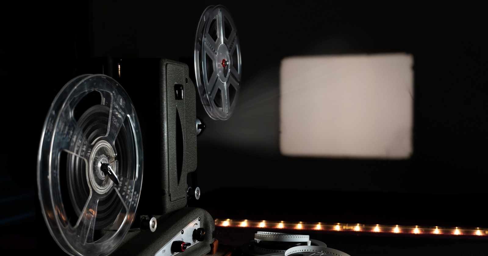 Vintage-Filmprojektor mit leerem Rahmen.