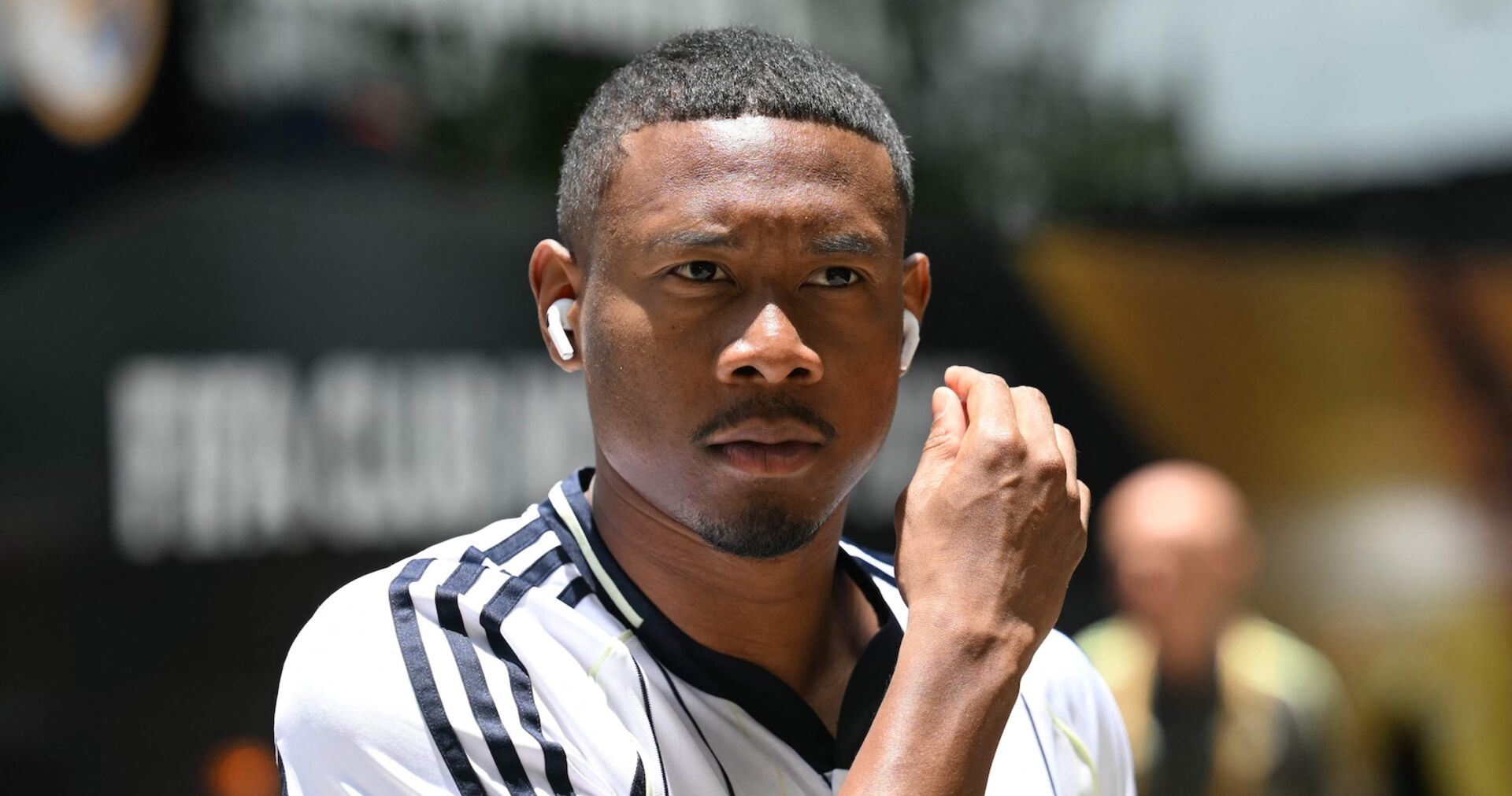 David Alaba blickt nachdenklich im Dress von Real Madrid