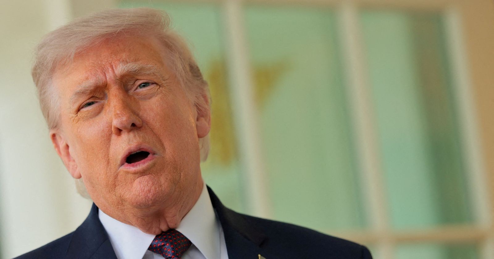 Donald Trump spricht vor Journalisten und reagiert auf Kritik rund um seine umstrittenen Jesus-Bilder und den Konflikt mit Papst Leo XIV.