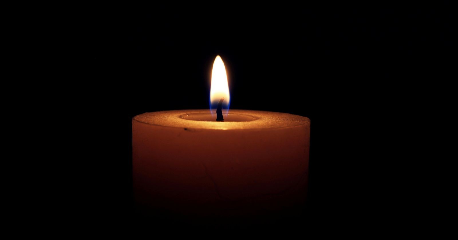 Kerze mit Flamme im Dunkeln als Symbol der Trauer nach dem Tod der Tiroler Schauspielerin Eleonore Bürcher