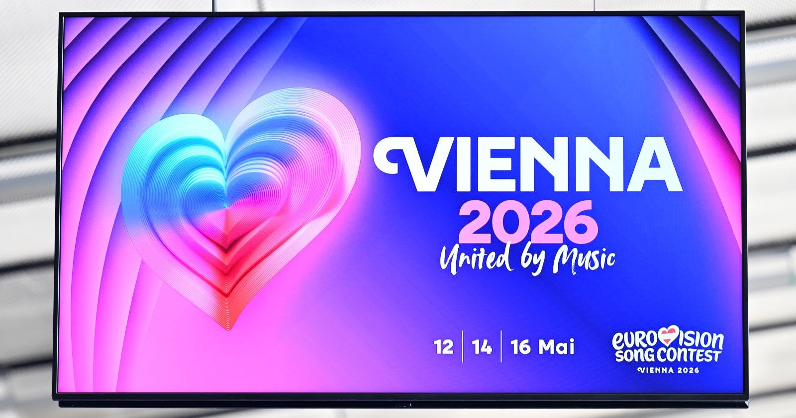 Eurovision Song Contest 2026 Wien Logo mit Herzmotiv und Slogan United by Music sowie Terminen im Mai/ Der Eurovision Song Contest 2026 findet in Wien statt und setzt neben Musik auch auf Barrierefreiheit und Inklusion