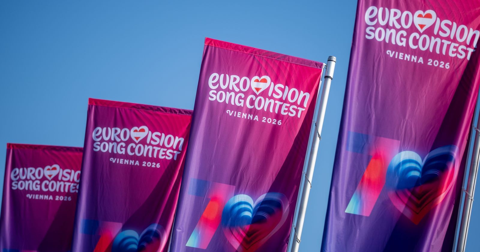 Eurovision Village Wien 2026 Fahnen mit Eurovision Song Contest Logo am Rathausplatz