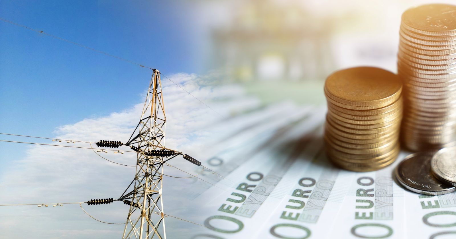 Strommast vor blauem Himmel neben Euro-Geldscheinen und Münzen symbolisiert neue EVN Tarife und sinkende Stromkosten in Österreich
