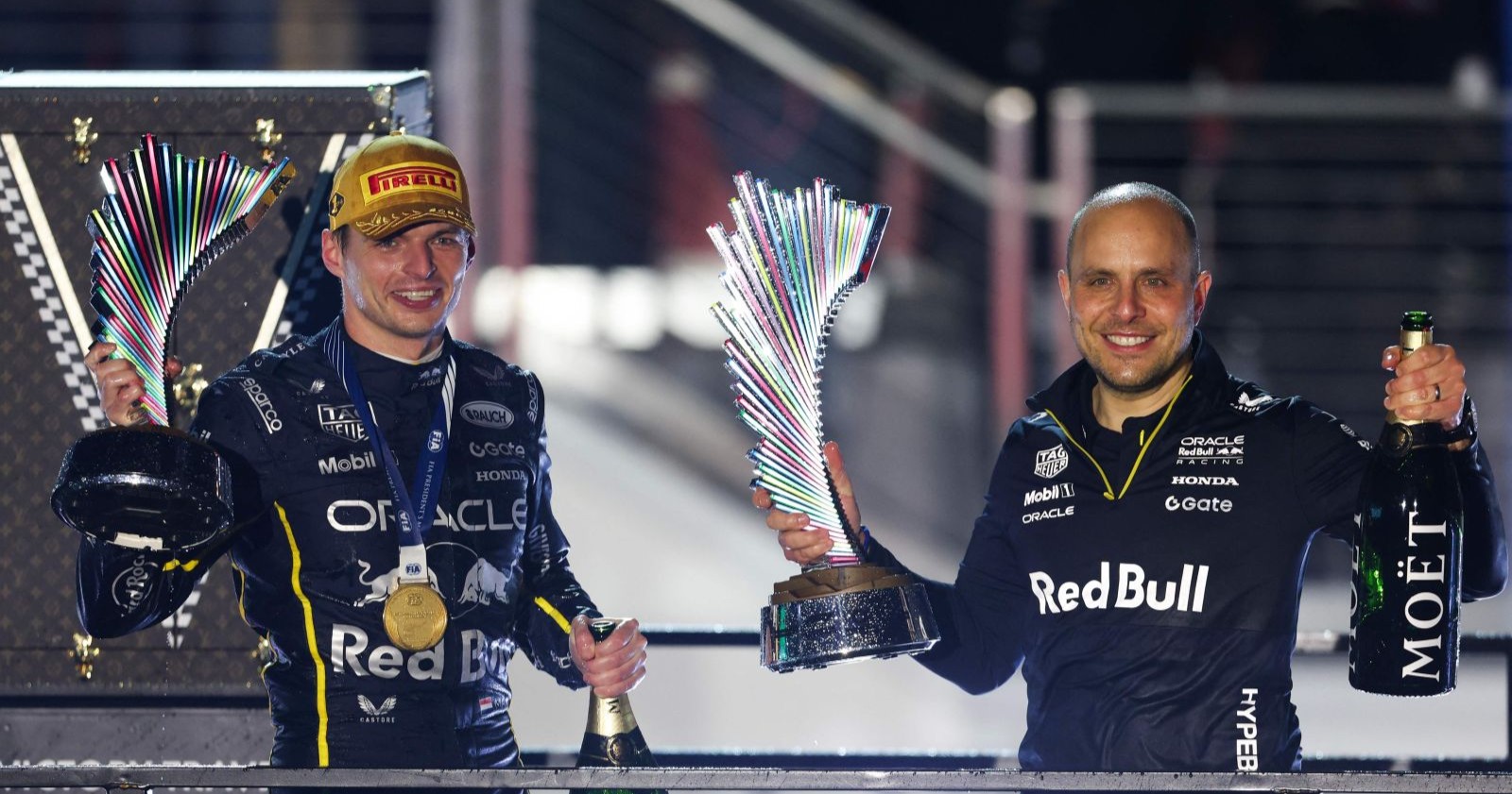 Max Verstappen mit seinem Renningenieur Gianpiero Lambiase während einer Siegerehrung