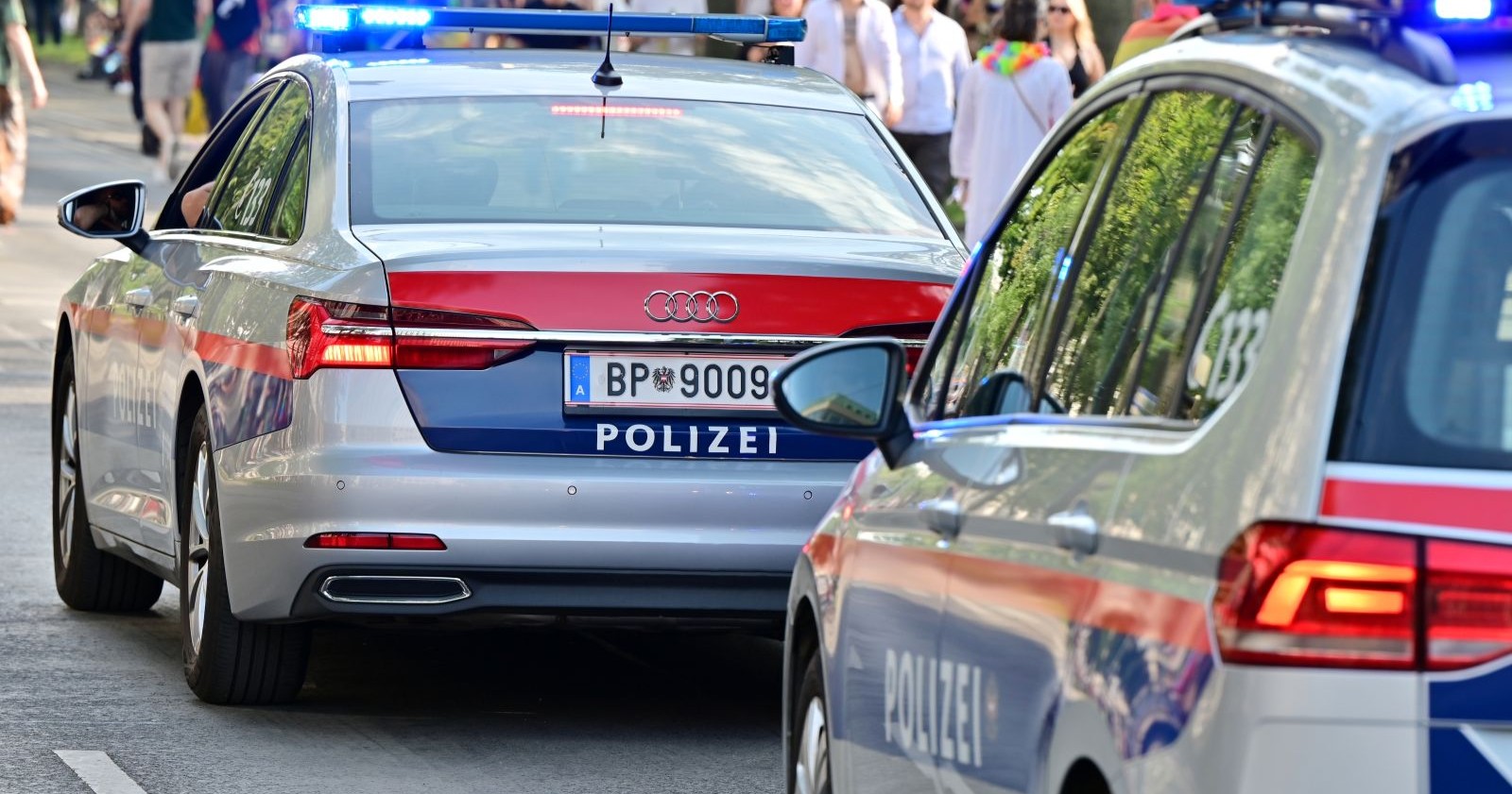 Polizeiautos in Wien mit eingeschaltetem Blaulicht