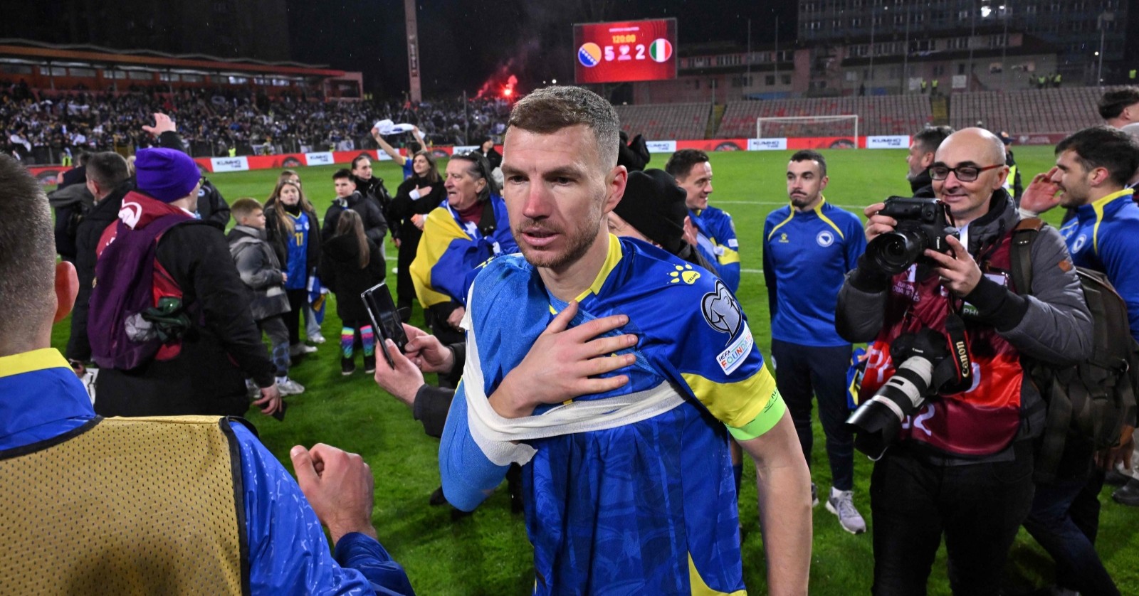 Edin Dzeko jubelt nach dem Spiel gegen Italien.