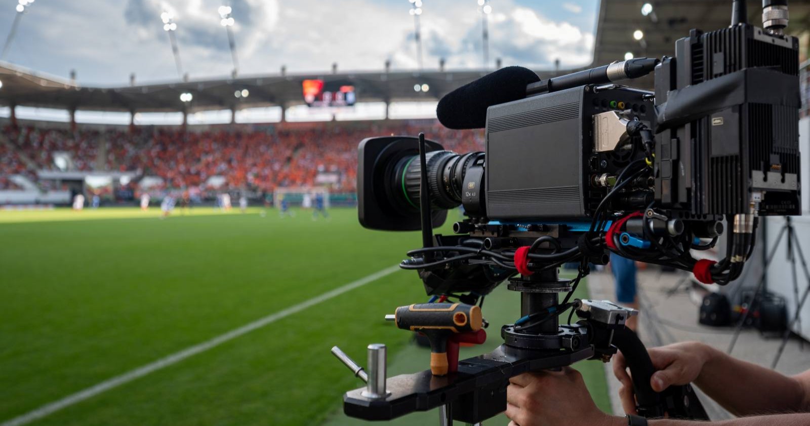 TV-Kamera in einem Fußballstadion als Themenbild für die Übertragung der Fußball-WM auf ORF und Servus-TV
