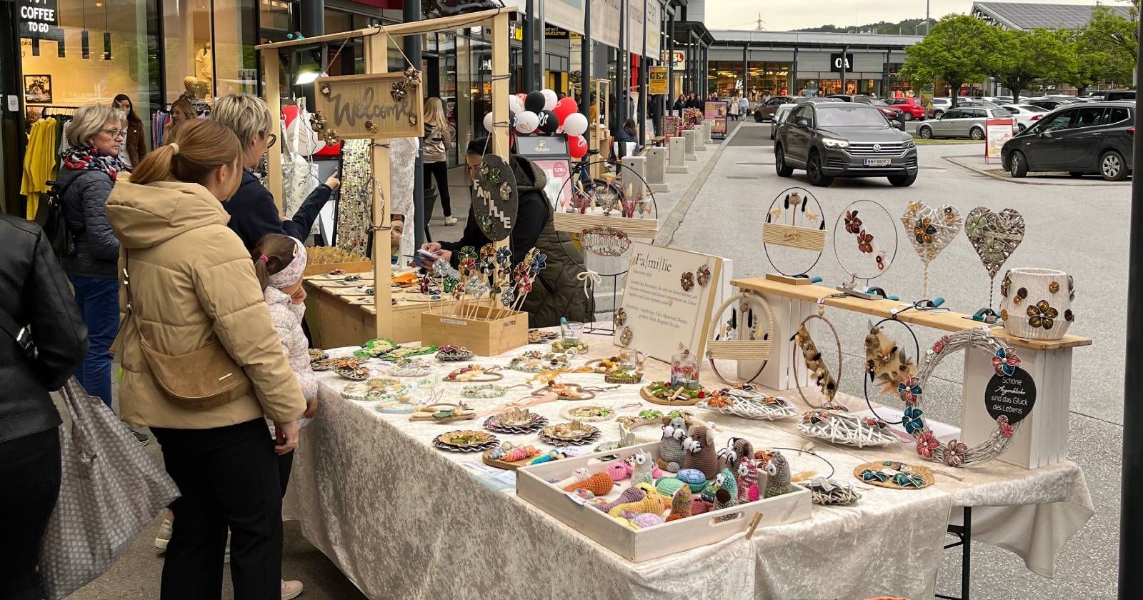 Ein Kunsthandwerkstand vor dem GEZwest im Zuge der Gleisdorfer Einkaufsnacht 2026