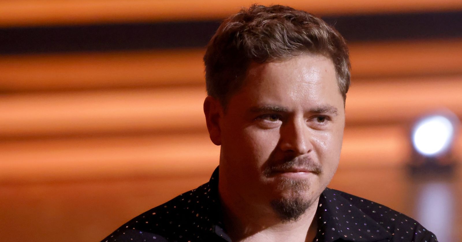 Gustav Schäfer bei „Let’s Dance“ mit ernstem Blick während der Live-Show