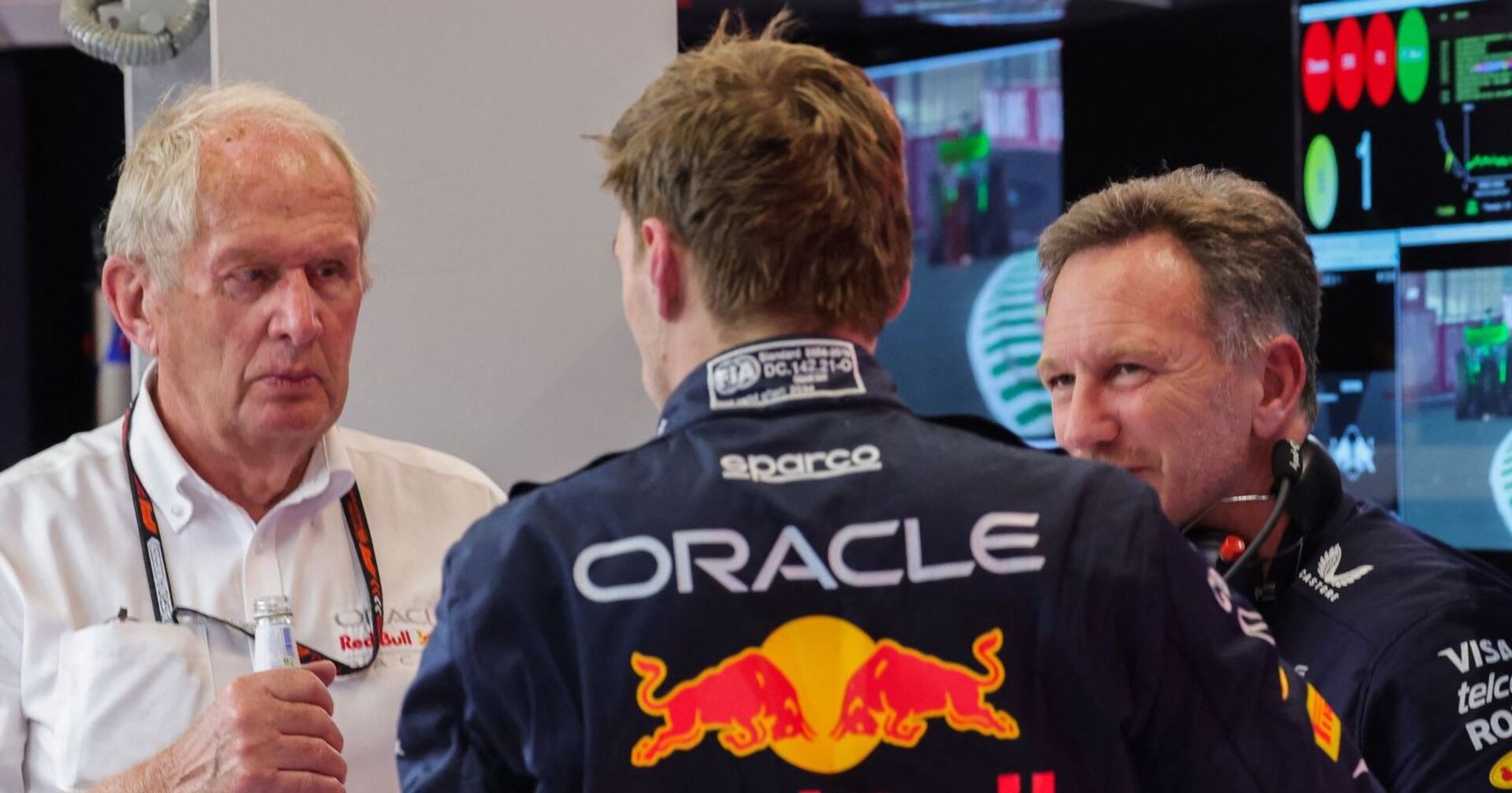 Helmut Marko im Gespräch mit Max Verstappen und Christian Horner.