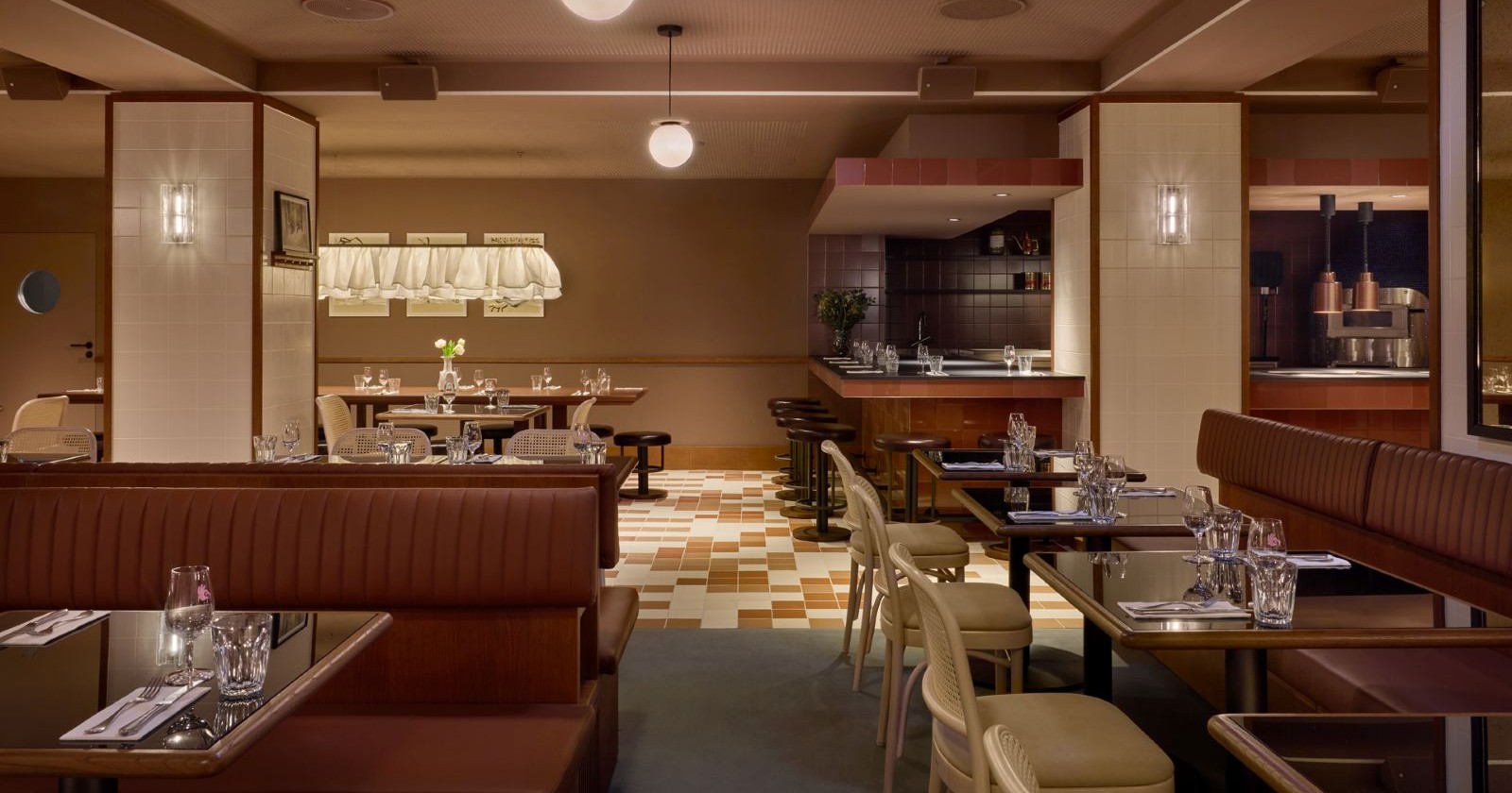Restaurant mit Tischen und Einrichtung in Brauntönen