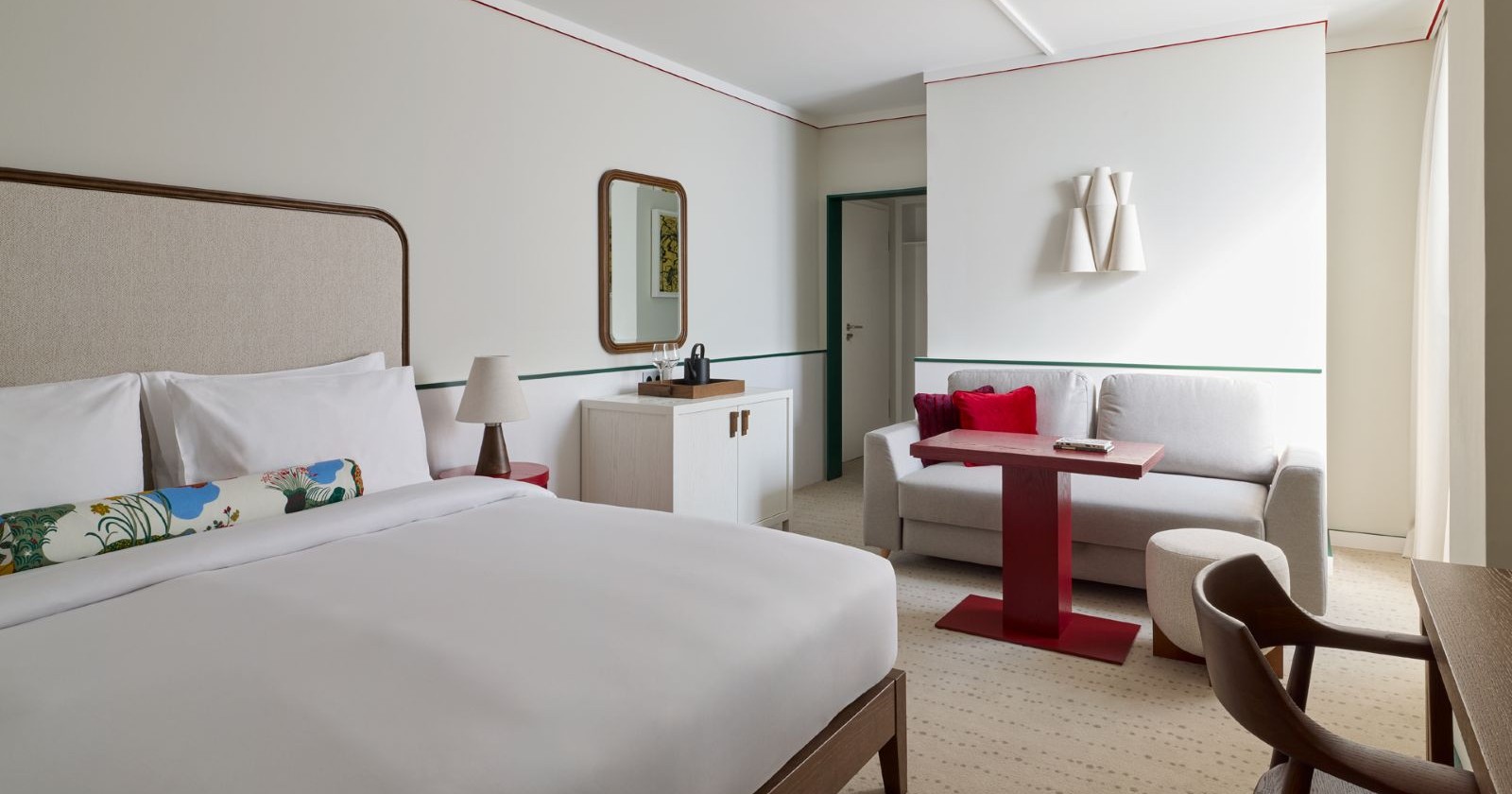 Hotelzimmer in hellen Farben und Tönen