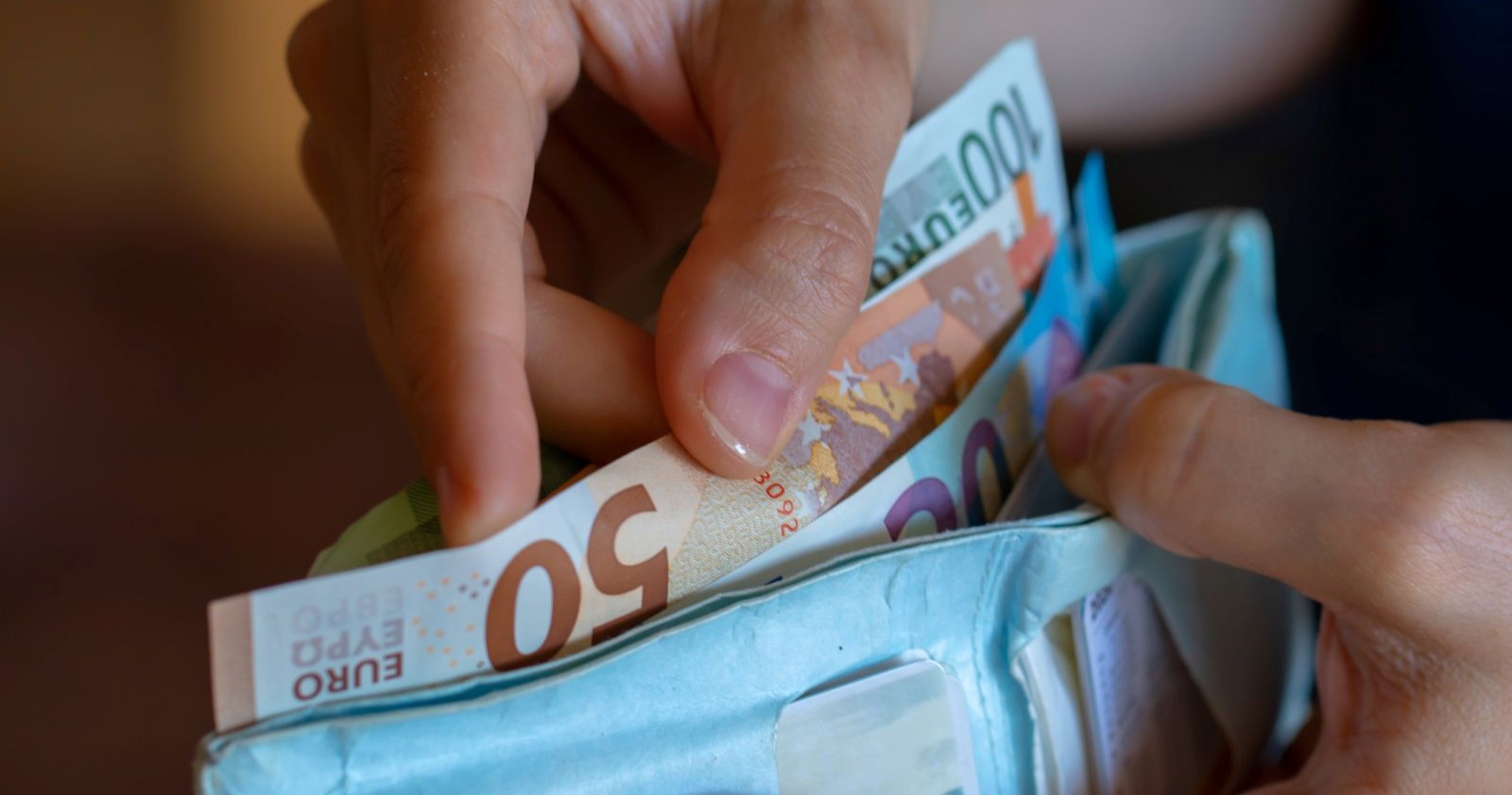 Euro-Geld in Geldbörse als Symbol für steigende Kosten und Belastung für Haushalte in Österreich durch hohe Energiepreise