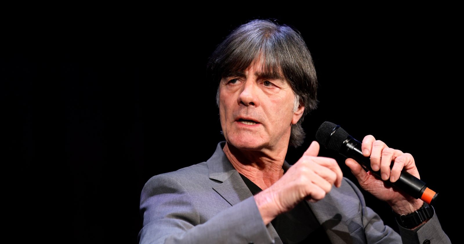 Joachim Löw am Podium einer Diskussionsveranstaltung