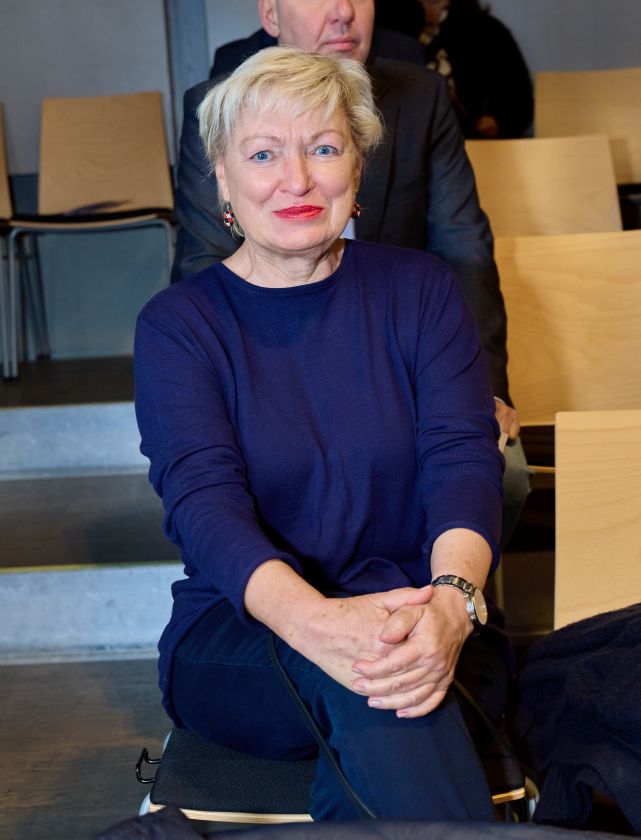 Karin Bergmann, neue Intendantin der Salzburger Festspiele, bei einem öffentlichen Auftritt sitzend