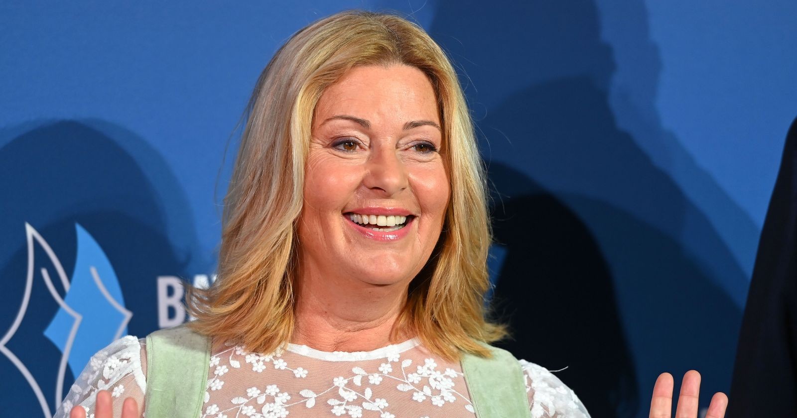 Karin Thaler lachend bei einem Event. Im Interview bei der ARD packt sie über Spielsucht der Mutter, Armut und Autobiografie aus