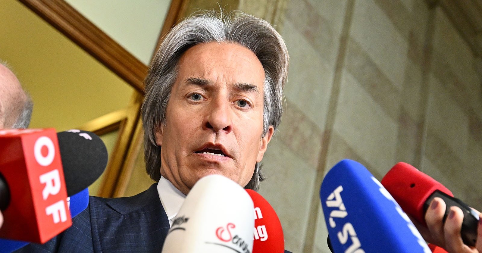 Karl-Heinz Grasser spricht vor Mikrofonen von ORF und Medien über sein Insolvenzverfahren und Vermögensangaben