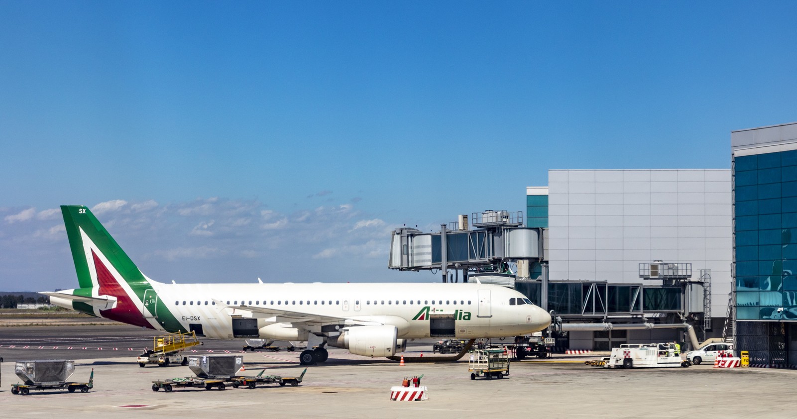 Flugzeug der ITA Airways am Gate beim Tanken – Kerosin-Engpass an italienischen Flughäfen